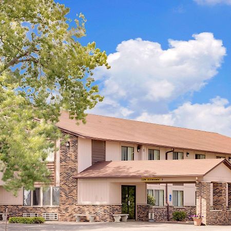 ซูเปอร์ 8 บาย วินด์แฮม ชาริตัน Hotel Chariton ภายนอก รูปภาพ