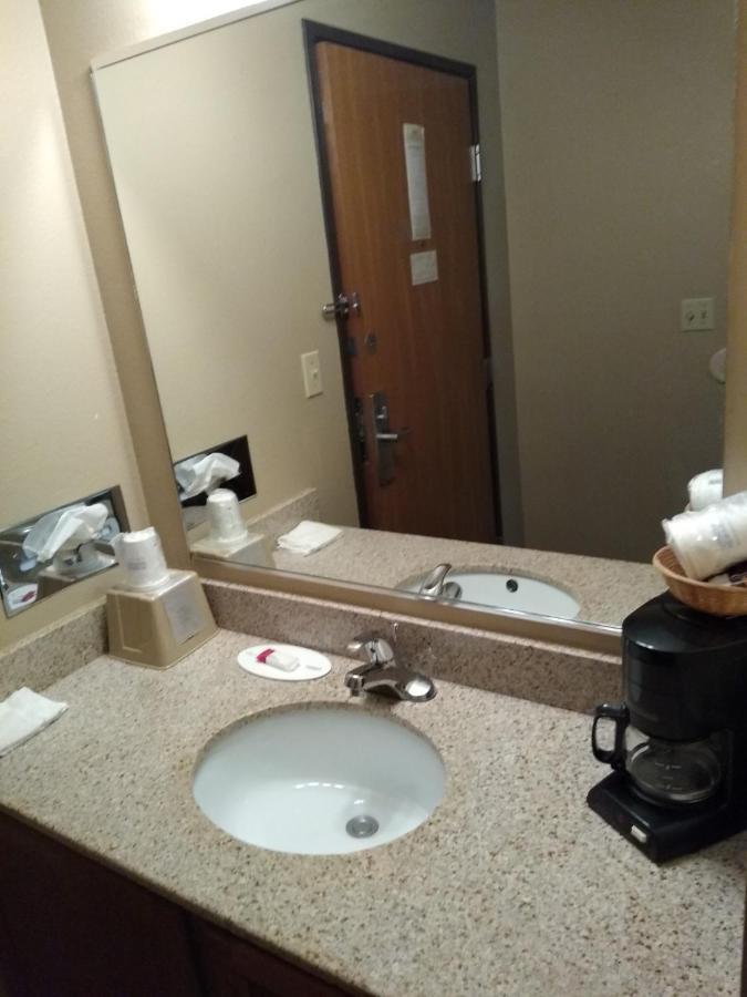 ซูเปอร์ 8 บาย วินด์แฮม ชาริตัน Hotel Chariton ภายนอก รูปภาพ