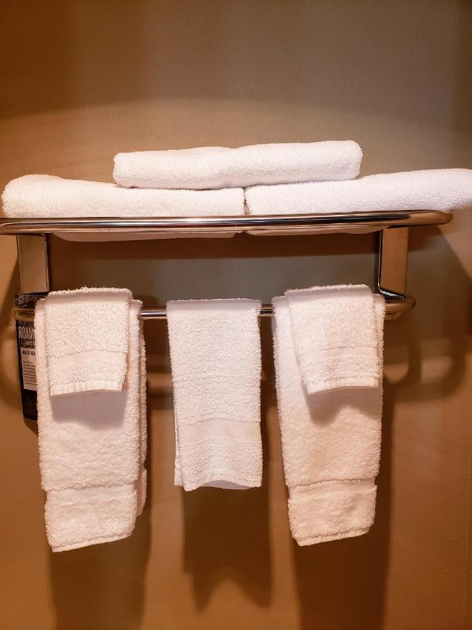 ซูเปอร์ 8 บาย วินด์แฮม ชาริตัน Hotel Chariton ภายนอก รูปภาพ