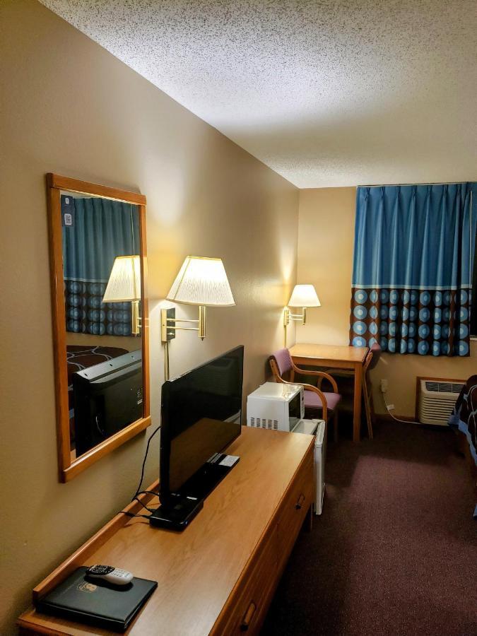 ซูเปอร์ 8 บาย วินด์แฮม ชาริตัน Hotel Chariton ภายนอก รูปภาพ