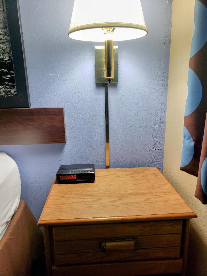 ซูเปอร์ 8 บาย วินด์แฮม ชาริตัน Hotel Chariton ภายนอก รูปภาพ