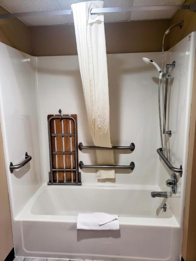 ซูเปอร์ 8 บาย วินด์แฮม ชาริตัน Hotel Chariton ภายนอก รูปภาพ
