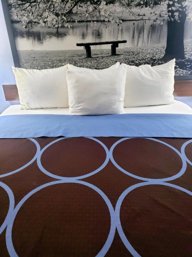 ซูเปอร์ 8 บาย วินด์แฮม ชาริตัน Hotel Chariton ภายนอก รูปภาพ