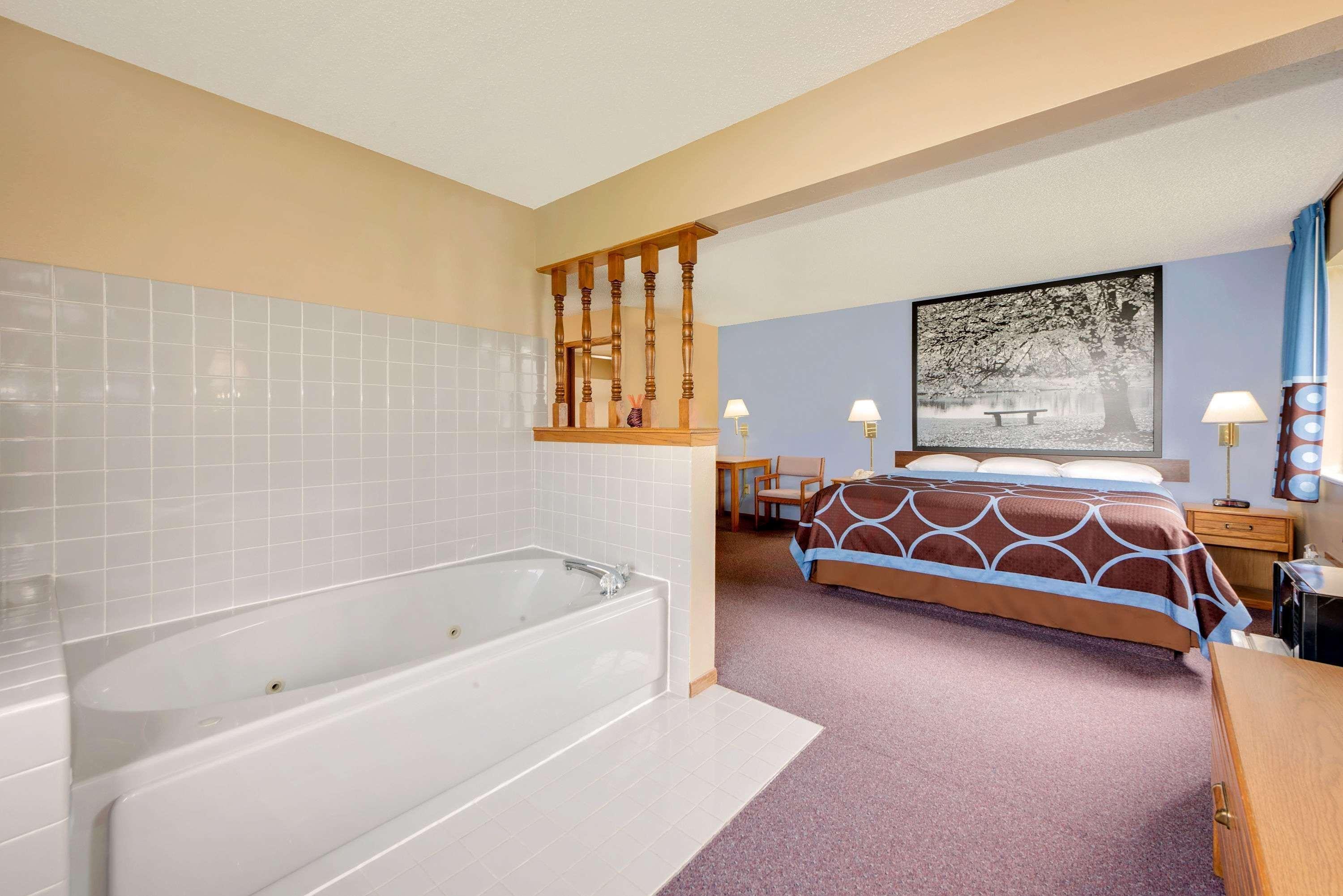 ซูเปอร์ 8 บาย วินด์แฮม ชาริตัน Hotel Chariton ภายนอก รูปภาพ