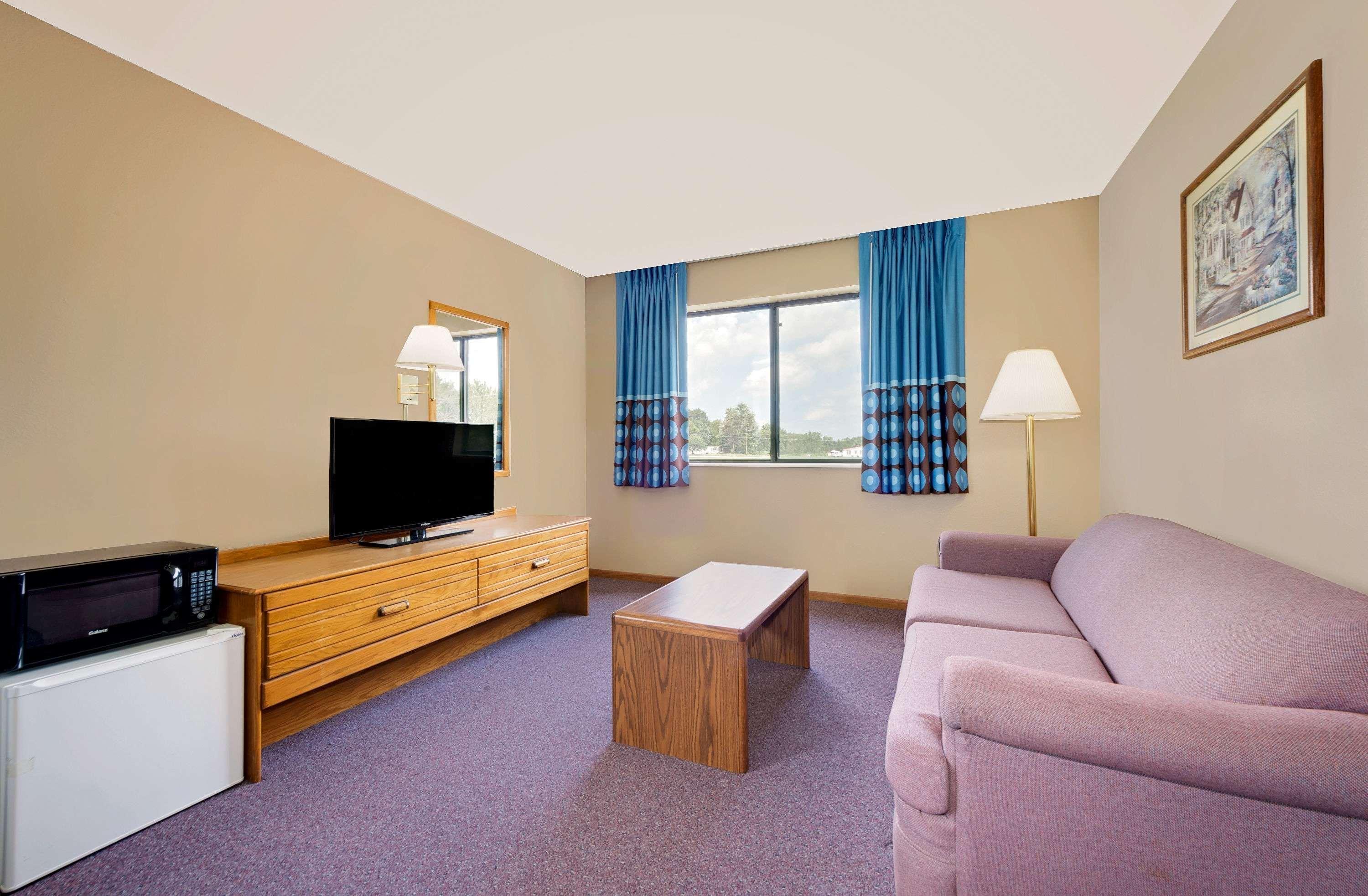 ซูเปอร์ 8 บาย วินด์แฮม ชาริตัน Hotel Chariton ภายนอก รูปภาพ