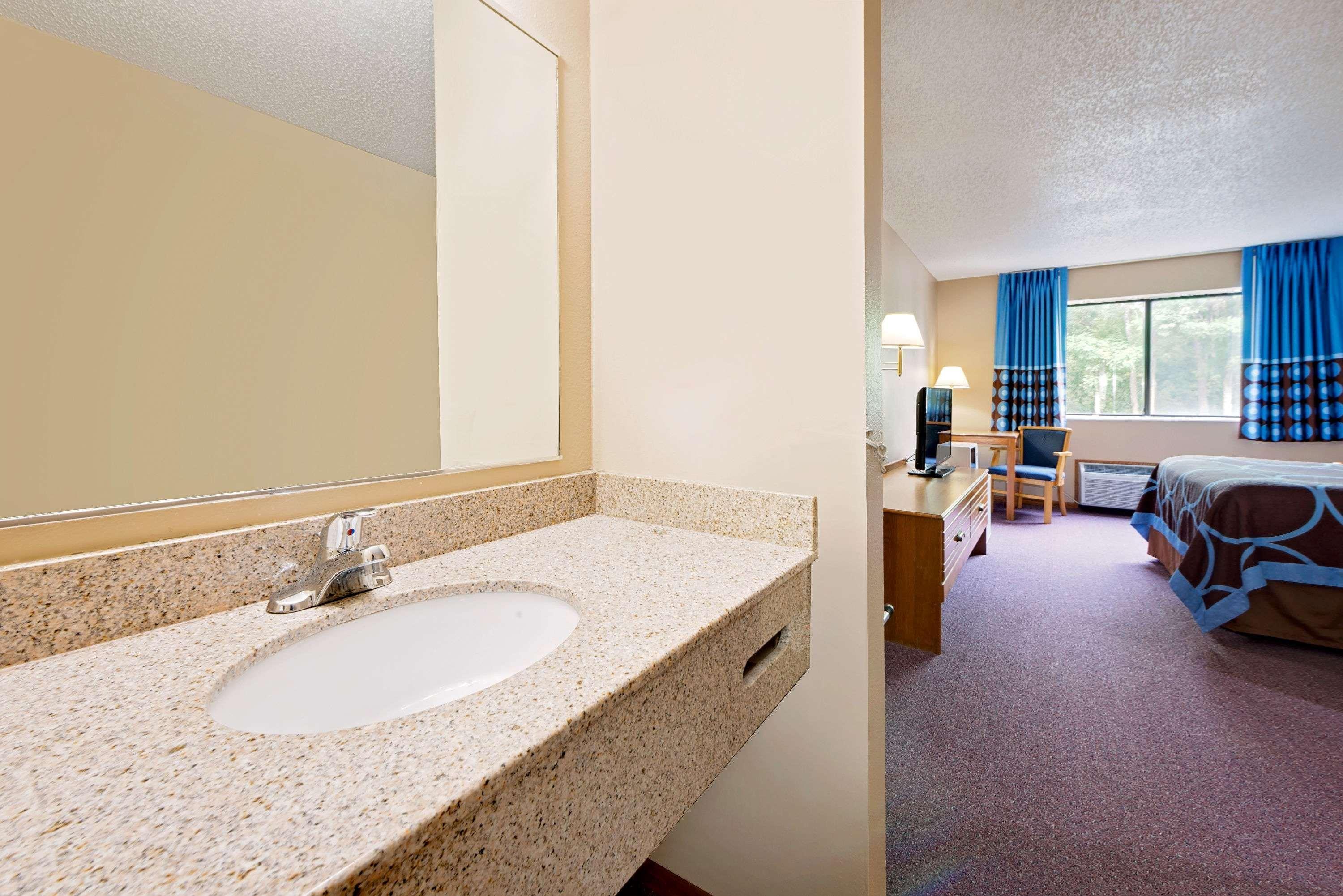 ซูเปอร์ 8 บาย วินด์แฮม ชาริตัน Hotel Chariton ภายนอก รูปภาพ
